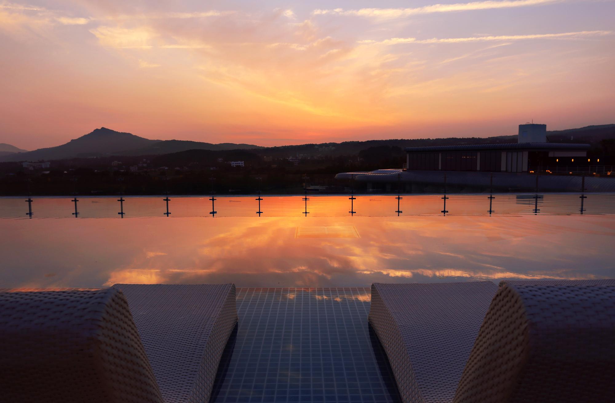 Kensington Jeju Hotel Екстериор снимка The Sunken Garden