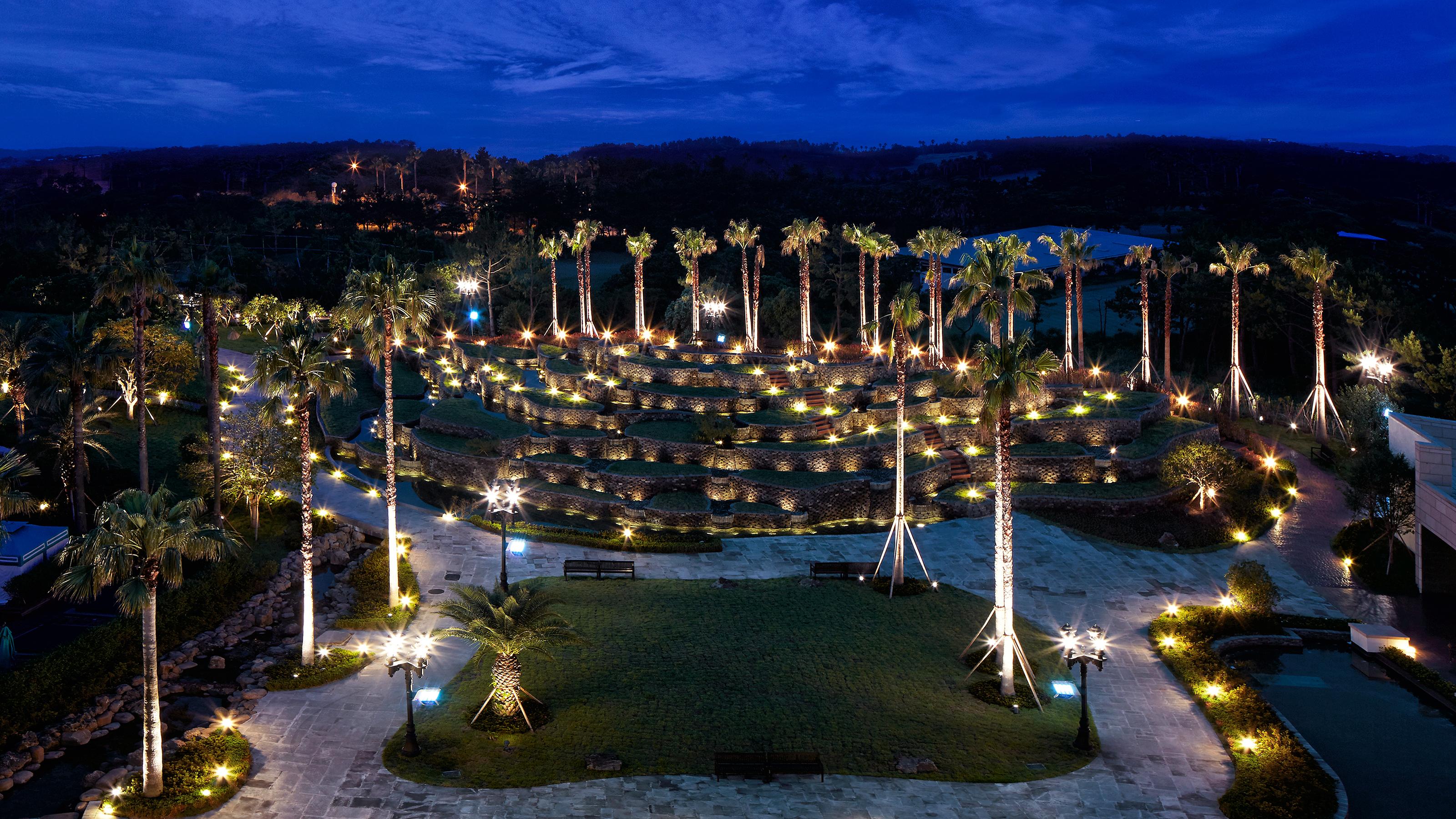 Kensington Jeju Hotel Екстериор снимка The resort at night