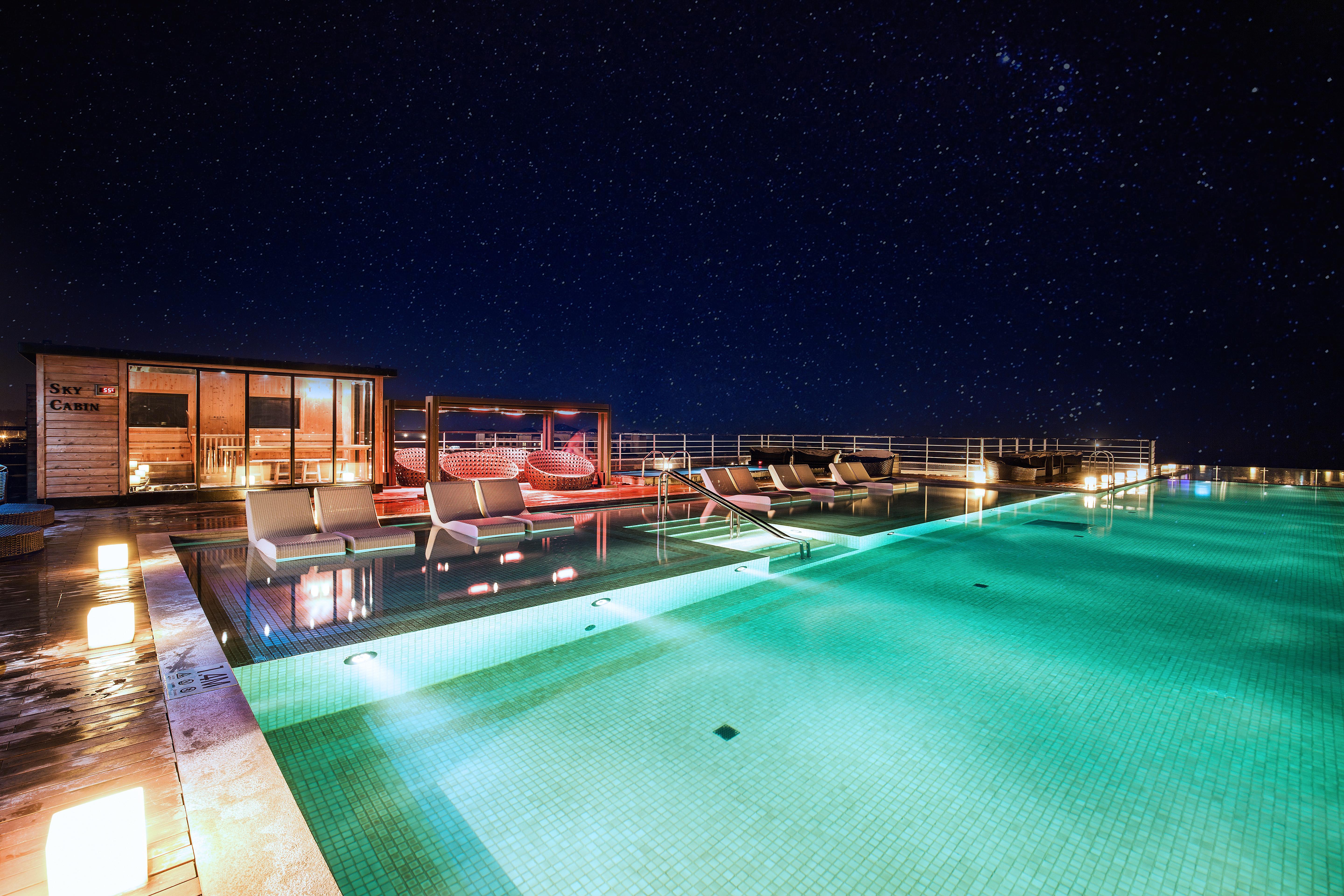 Kensington Jeju Hotel Екстериор снимка The rooftop pool at the hotel