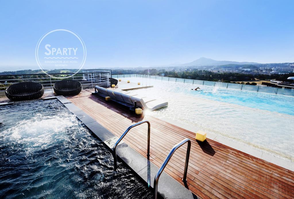 Kensington Jeju Hotel Екстериор снимка The pool at the top of the hotel