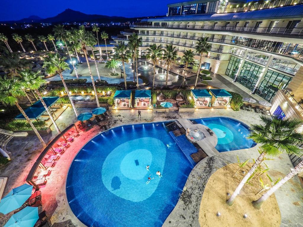 Kensington Jeju Hotel Екстериор снимка The swimming pool at the hotel