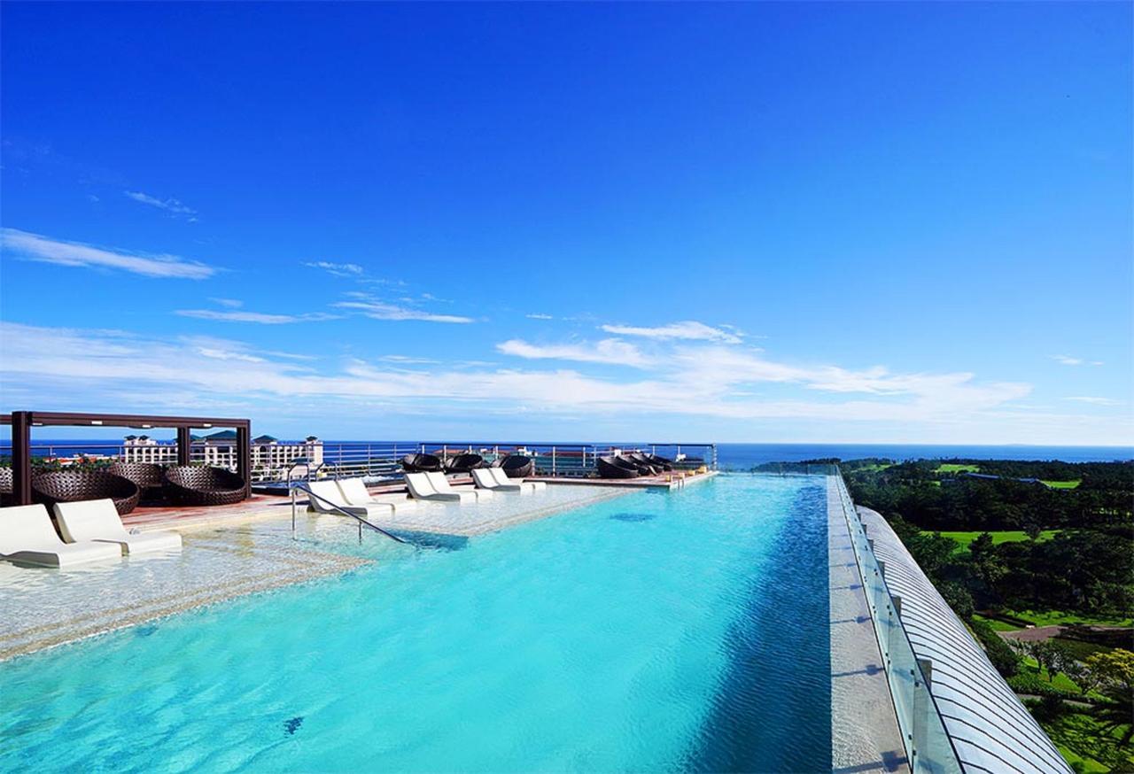 Kensington Jeju Hotel Екстериор снимка Infinity pool at the top of the hotel